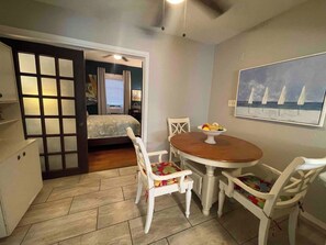 Signature Condo, 1 Bedroom, Kitchen, Beachside | In-room dining