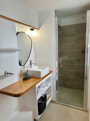 Een haardroger, handdoeken, zeep, toiletpapier