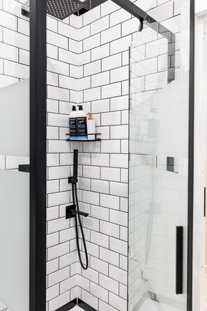 Shower, hair dryer, towels, soap - The Oasis - Heart of Riga (Rīga)