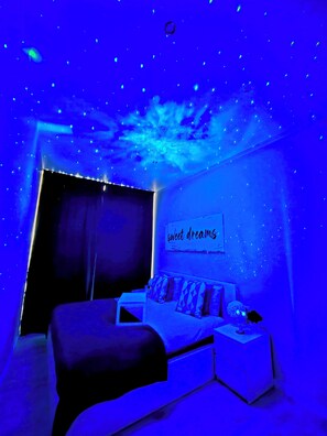 1 bedroom, desk, WiFi, bed sheets - The Oasis - Heart of Riga (Rīga)