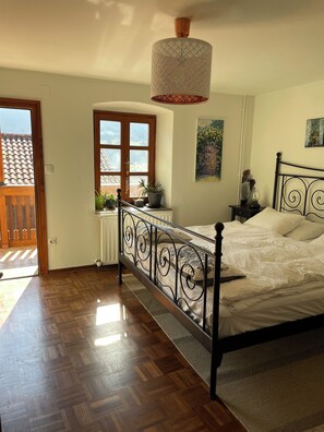 4 bedrooms, desk, iron/ironing board, free WiFi