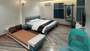 Habitació d'hotel moderna amb dos llits, una taula de treball, una cadira i zona de bany.