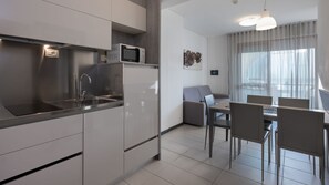 Kühlschrank, Mikrowelle, Herdplatte, Kochgeschirr/Geschirr/Besteck
