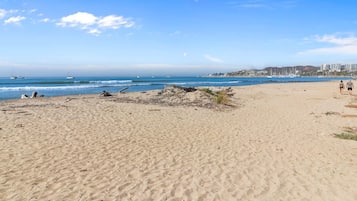 Una spiaggia nelle vicinanze
