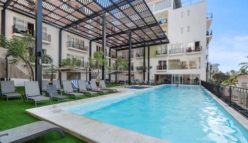 Life: Golden Zone 2BR w Ocean Views, Pool + Gym