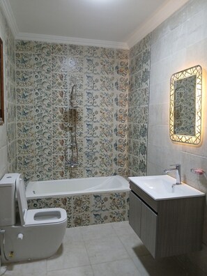 Dusche, Bidet, Handtücher, Seife