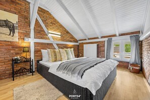 5 bedrooms, desk, iron/ironing board, travel crib