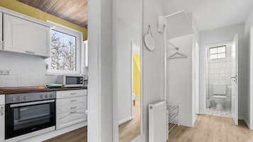 Een koelkast, een magnetron, een oven, een kookplaat