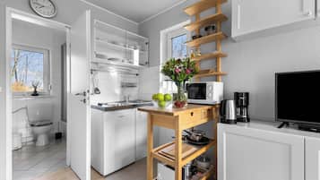 Kühlschrank, Mikrowelle, Herdplatte, Wasserkocher mit Kaffee-/Teezubehör