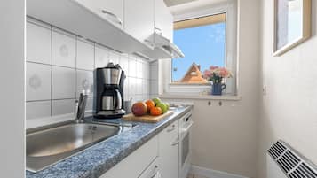 Refrigerador, horno, parrilla de estufa y cafetera y tetera