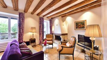 Family Apartment | 3 bedrooms, in-room safe, laptop workspace, soundproofing