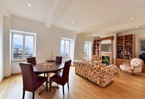 Leilighet (Duplex) | Oppholdsområde | TV