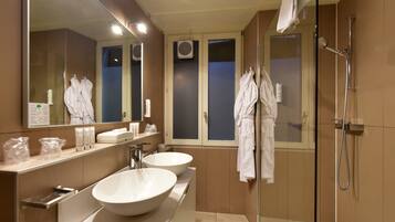 Appartement Triple Riviera | Bathroom | Hair dryer, towels