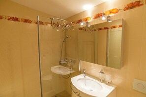 Séchoir à cheveux, serviettes fournies, savon, papier de toilette