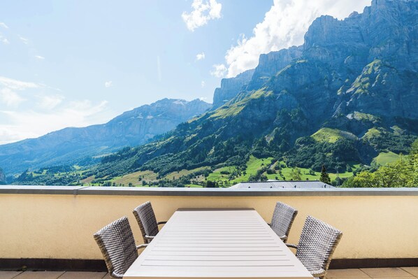 Outdoor dining - The Cristal apartment house is situated in a quiet, sunny and central location (Leukerbad)