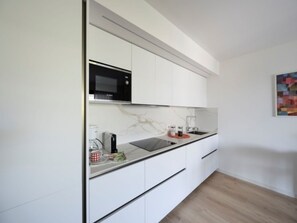 Kühlschrank, Mikrowelle, Herdplatte, Geschirrspüler