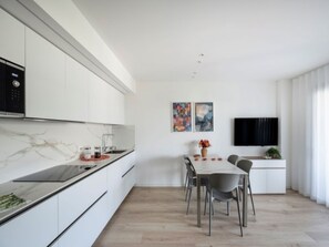 Geladeira, micro-ondas, cooktop, lava-louças