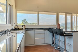 Mikroaaltouuni, uuni, liesi, syöttötuoli