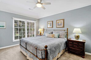 3 chambres, bureau, fer et planche à repasser, lit de bébé portatif