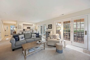 Televisión y oficina 