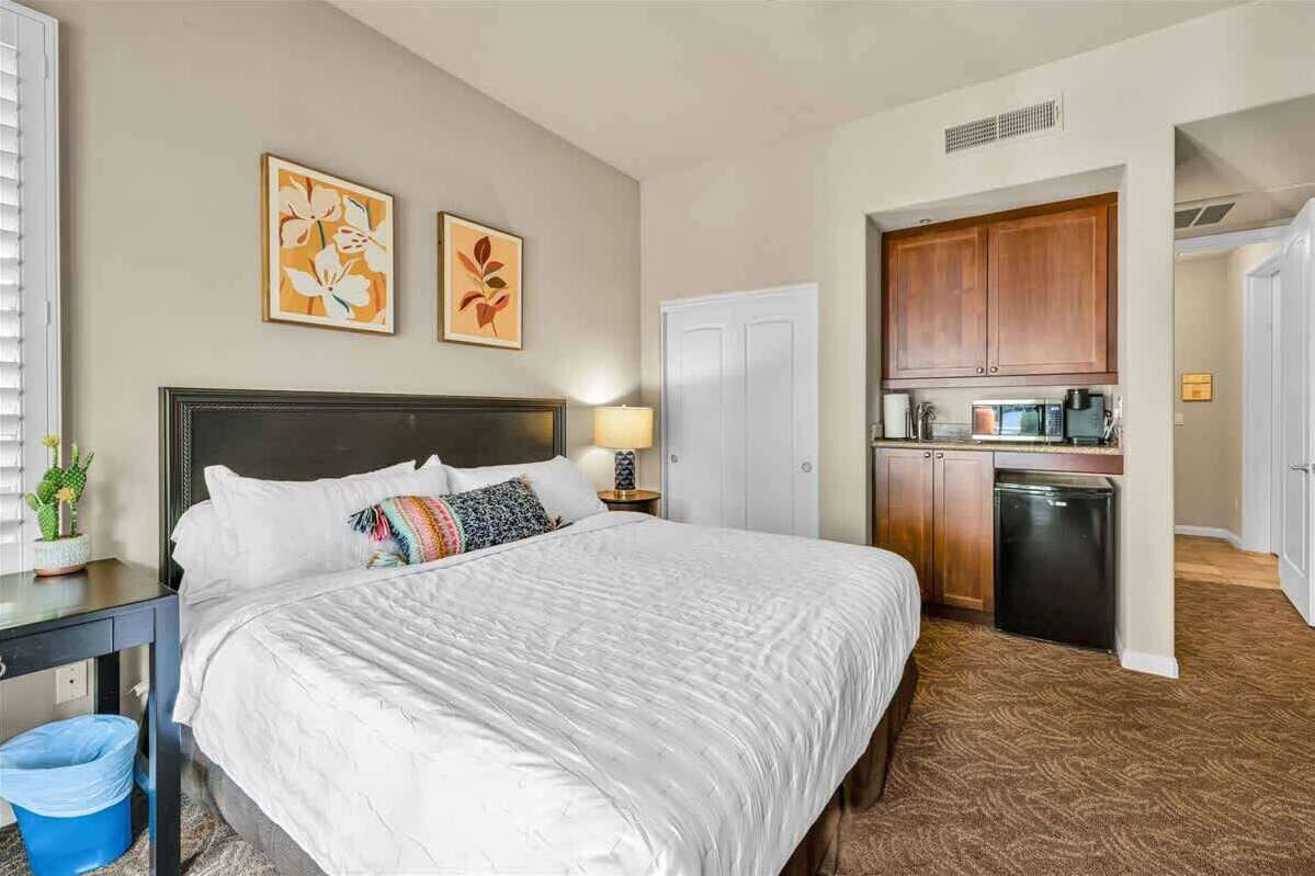 1 bedroom, desk, iron/ironing board, WiFi