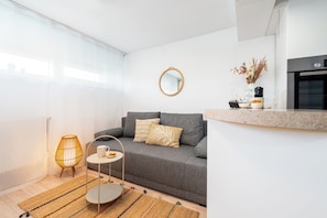 Comfort-Apartment, Stadtblick | Wohnbereich | 50-Zoll-Smart-TV mit Kabelempfang, Netflix, Streaming-Dienste