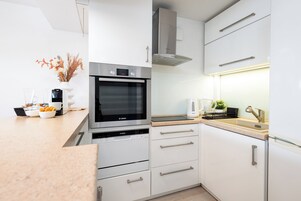 Refrigerador con freezer, microondas, placa de cocina, lavavajillas