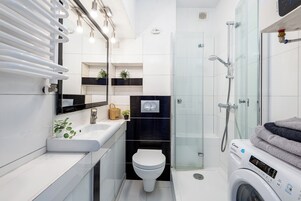 Ducha, artículos de tocador gratuitos, secador de pelo, toallas