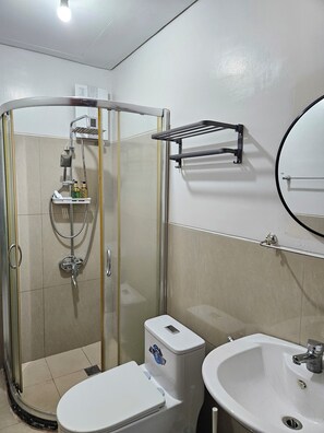 Douche, bidet, serviettes fournies, savon