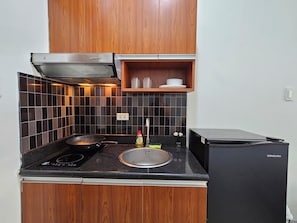 Fridge, microwave, stovetop, cookware/dishes/utensils