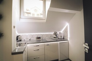 Fridge, oven, stovetop, dishwasher