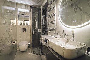 Ducha, secador de pelo, toallas, jabón