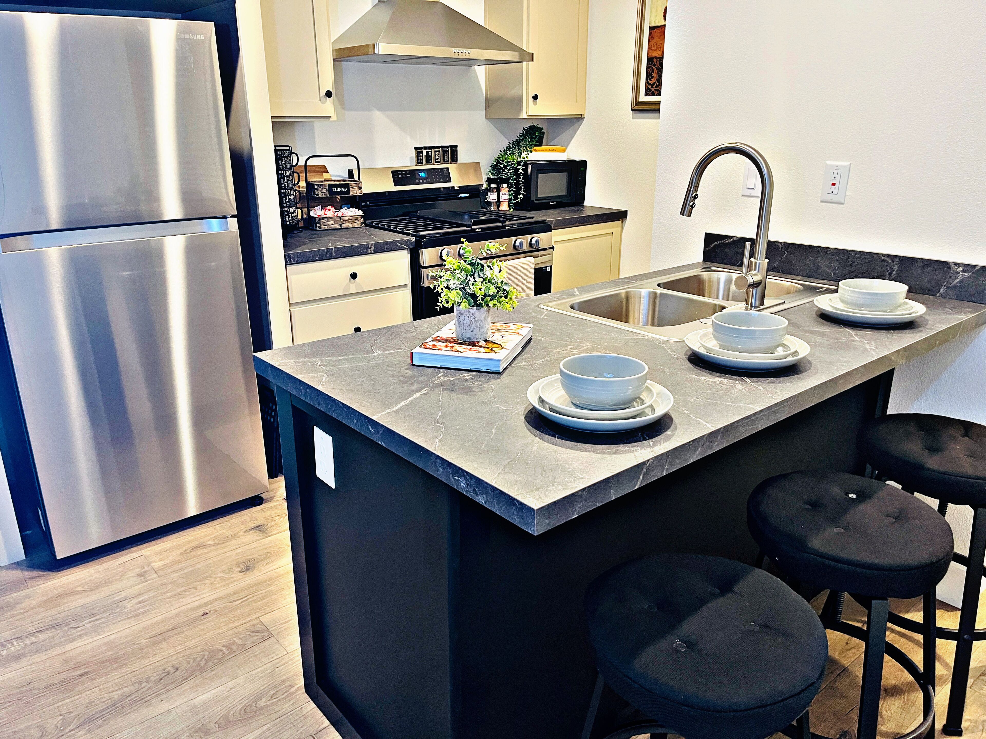 Een koelkast, een microgolfoven, een oven, een kookplaat