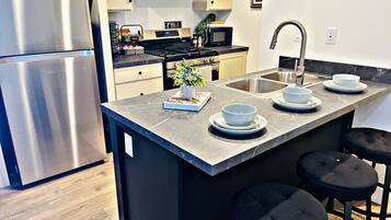 Frigorifero, microonde, forno, piano cottura