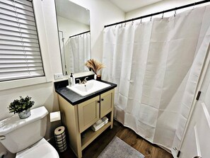 SĂšche-cheveux, serviettes fournies, savon, shampoing