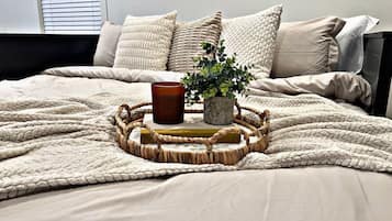 1 slaapkamer, een strijkplank/strijkijzer, gratis wifi, beddengoed