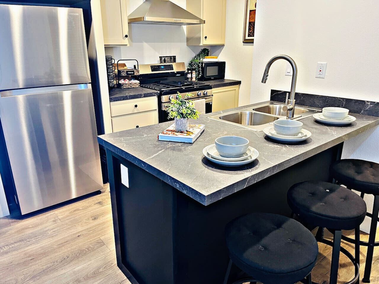 Fridge, microwave, oven, stovetop