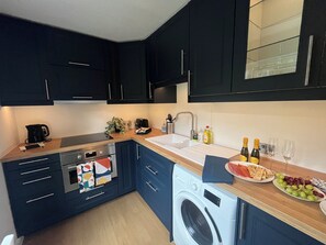 冷蔵庫、電子レンジ、オーブン、コンロ