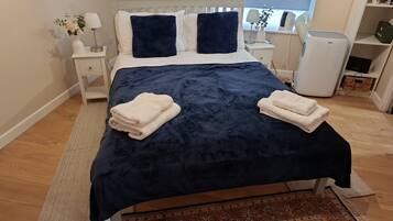 1 chambre, bureau, fer et planche Ă repasser, lit parapluie