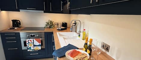 Kühlschrank, Mikrowelle, Ofen, Herdplatte