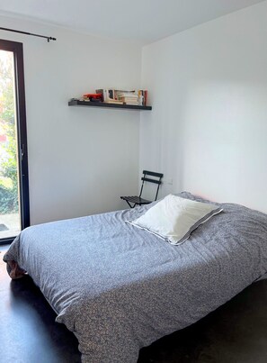 5 dormitorios, tabla de planchar con plancha, ropa de cama