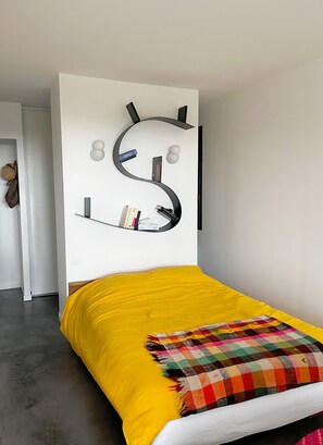 5 bedrooms, iron/ironing board, bed sheets
