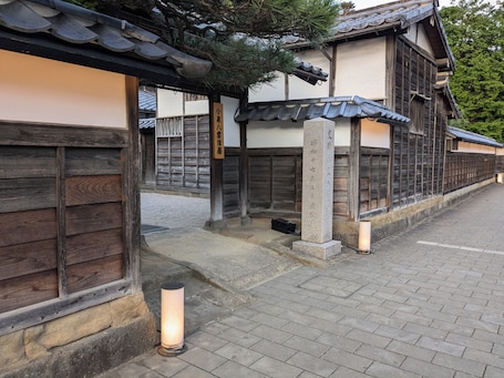 Property grounds. This is a one-room private inn, limited to one couple, located along the dugout of Matsue Castle.