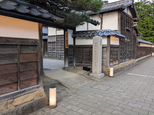 This is a one-room private inn, limited to one couple, located along the dugout of Matsue Castle.