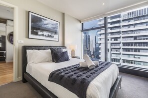 4 slaapkamers, een bureau, een strijkplank/strijkijzer, gratis wifi