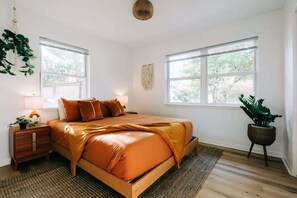 4 bedrooms, iron/ironing board, WiFi, bed sheets