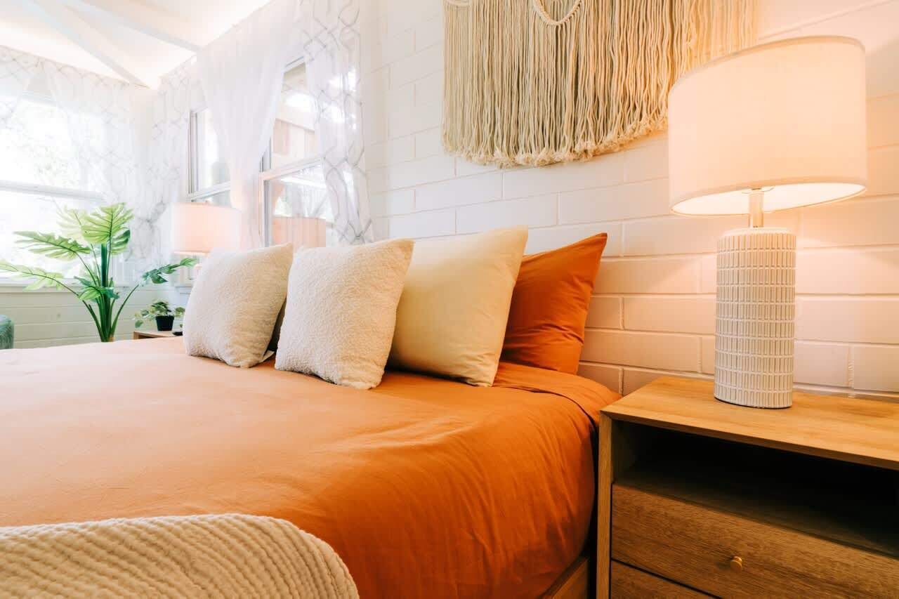 4 bedrooms, iron/ironing board, WiFi, bed sheets