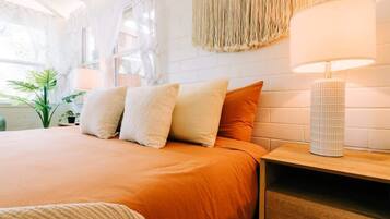 4 bedrooms, iron/ironing board, WiFi, bed sheets