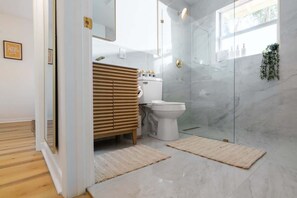 Dusche, Haartrockner, Handtücher