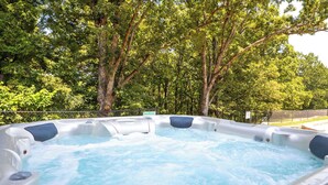 Ein Whirlpool, umgeben von üppigem Grün.